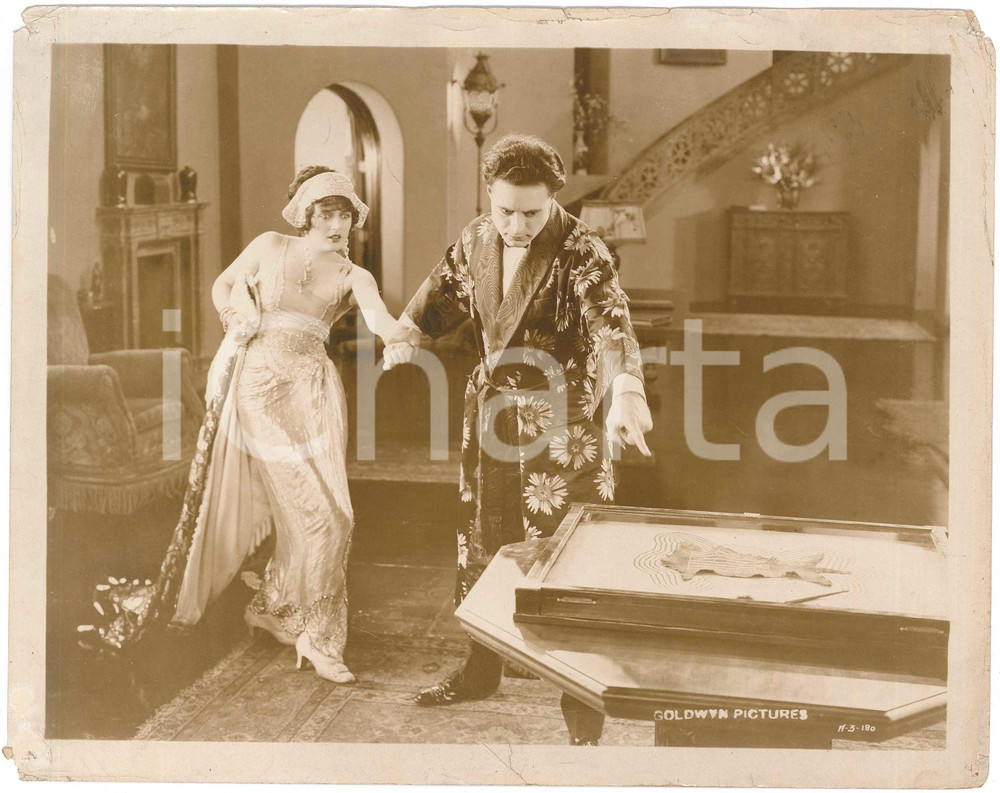 1923 USA Silent film "Slave of desire" Carmen MYERS George WALSH - Set photo Fotografia originale d'epoca, con didascalia al verso. POOR/danneggiato piccoli fori angolari con strappi; piegature evidenti; piccole mancanze Formato: 26x20 cm originale e autentica 1
