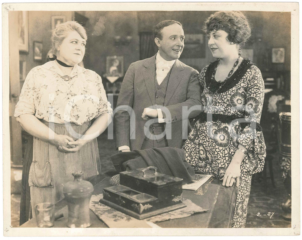 1920 USA Silent film "The Fatal Hour" - Set photo (3) 24x19 cm Fotografia originale d'epoca. POOR/danneggiato piccoli fori angolari con minimi strappi, piegature angolari, difetti di stampa Formato: 24x19 cm originale e autentica 1