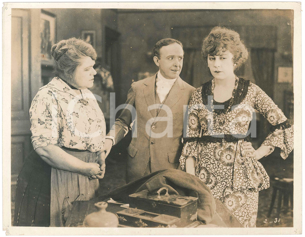1920 USA Silent film "The Fatal Hour" - Set photo (2) 24x19 cm Fotografia originale d'epoca. POOR/danneggiato piccoli fori angolari con minimi strappi, piegature angolari, difetti di stampa Formato: 24x19 cm originale e autentica 1