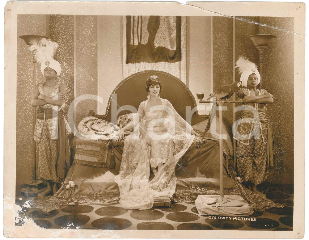 1923 USA Silent film "Slave of desire" - Carmen MYERS (2) DAMAGED Set photo Fotografia originale d'epoca, con didascalia al verso. VERY POOR/gravemente danneggiato piccoli fori angolari; piegature evidenti; strappo riparato con adesivo al verso; danni da umidità ai margini; piccoli strappi e mancanze Formato: 26x20 cm originale e autentica 1