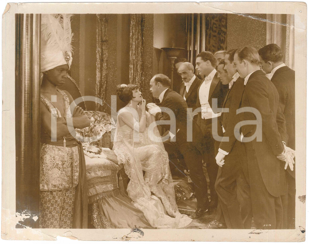 1923 USA Silent film "Slave of desire" - Carmen MYERS - DAMAGED Set photo Fotografia originale d'epoca, con didascalia al verso. VERY POOR/gravemente danneggiato piccoli fori angolari; piegature evidenti; danni da umiditÃ  ai margini; piccoli strappi marginali e mancanze Formato: 26x20 cm originale e autentica 1