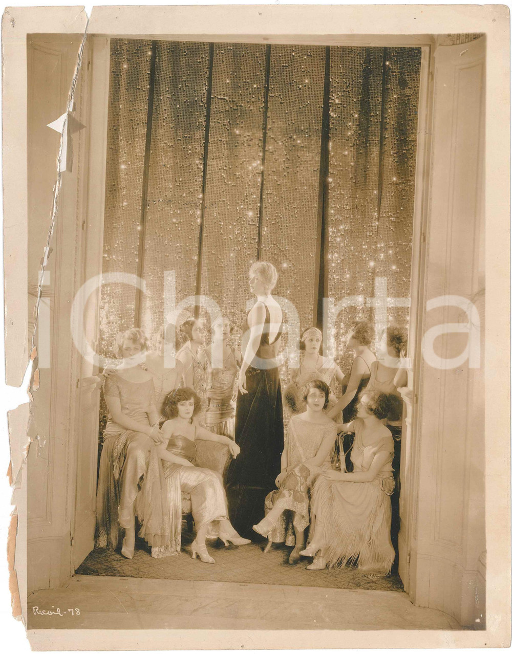 1924 USA Silent film "The Recoil" Betty BLYTHE - Girls - DAMAGED Set photo 20x26 Fotografia originale d'epoca, con didascalia al verso. VERY POOR/gravemente danneggiato profonde piegature, profondo strappo riparato con adesivo al verso, mancanze marginali Formato: 20x26 cm originale e autentica 1