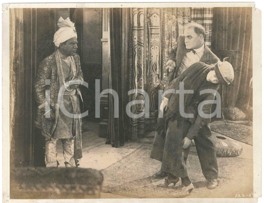 1921 USA Silent film "The hole in the wall" - Alice LAKE - Set photo 24x19 cm Fotografia originale d'epoca, con didascalia al verso. POOR/danneggiato piccoli fori angolari con strappi; piccole mancanze; difetti di stampa e aloni; danni da umidità al lato inferiore Formato: 25x20 cm originale e autentica 1