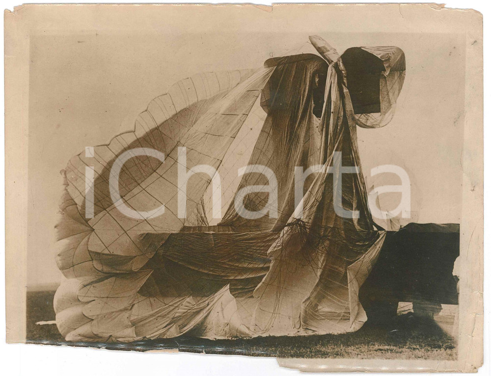 1920 ca GERMANY (?) Aviator hero - Parachute evolving the aircraft *Photo 23x17 Fotografia originale d'epoca, con didascalia al verso. VERY POOR/gravemente danneggiato mancanze marginali evidenti, piegature e strappi Formato: 23x17 cm originale e autentica 1