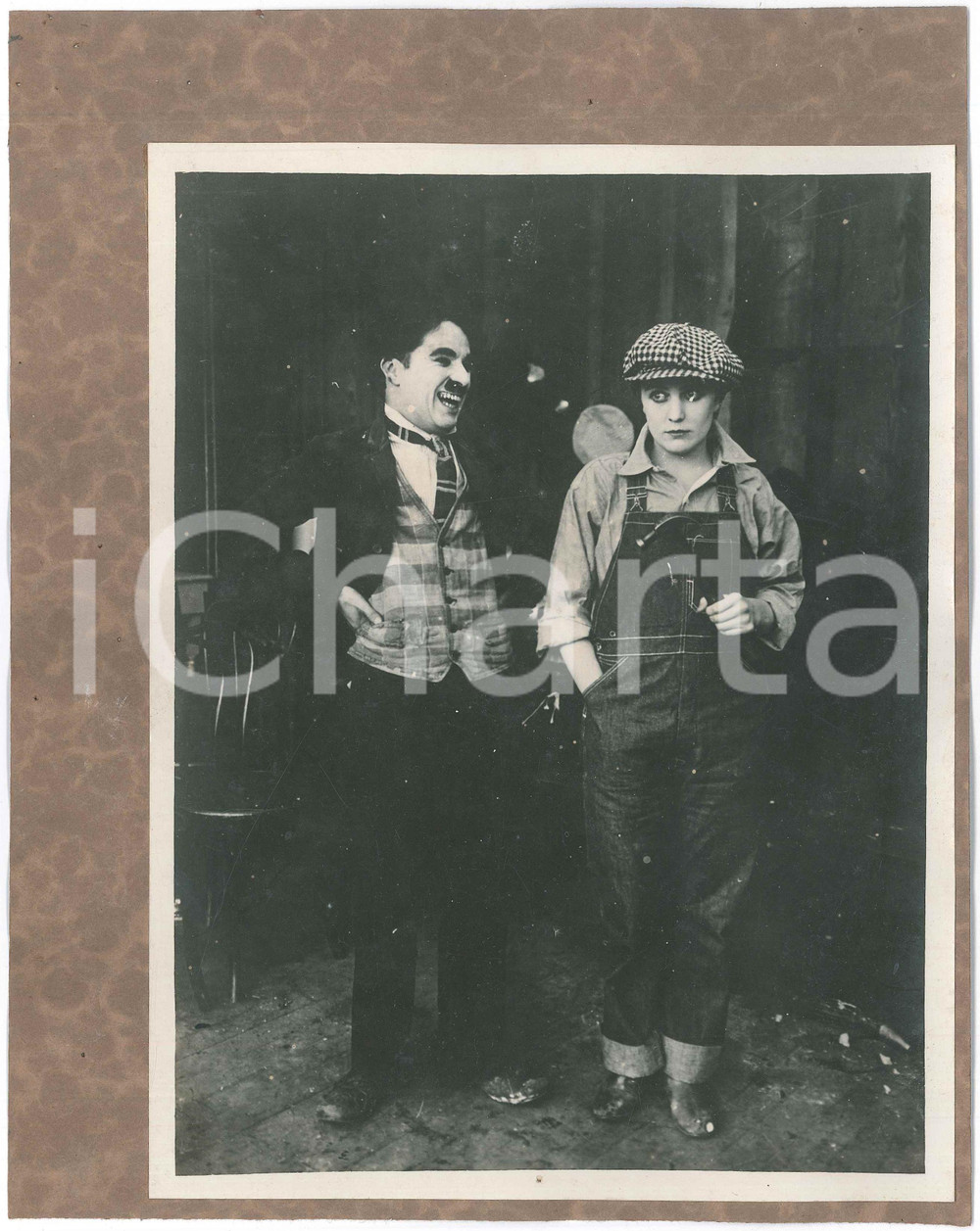 1916 FIlm "Behind the screen" Charlie CHAPLIN Edna PURVIANCE (1) Photo Fotografia originale d'epoca, montata su cartoncino. POOR/danneggiato difetti di stampa Formato: 22x27 cm originale e autentica 1