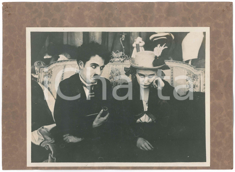 1916 FIlm "Behind the screen" Charlie CHAPLIN Edna PURVIANCE (2) Photo Fotografia originale d'epoca, montata su cartoncino. FAIR/discreto difetti di stampa; piccoli fori al cartoncino Formato: 30x22 cm originale e autentica 1