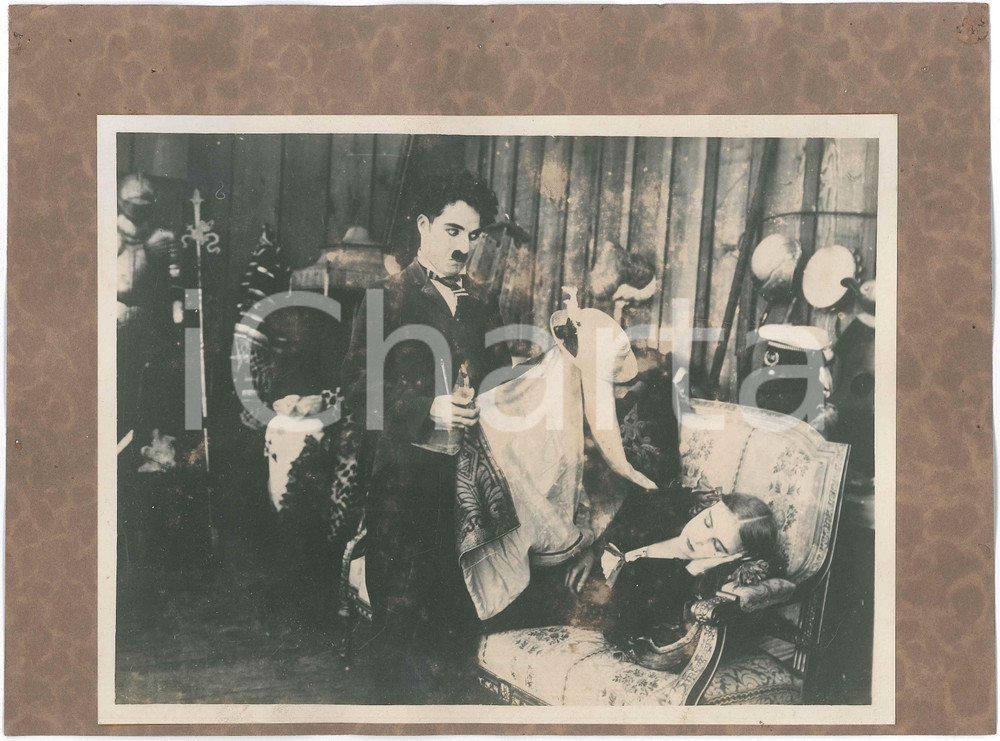 1916 FIlm "Behind the screen" Charlie CHAPLIN Edna PURVIANCE (3) Photo Fotografia originale d'epoca, montata su cartoncino. FAIR/discreto difetti di stampa; piccoli fori al cartoncino Formato: 30x22 cm originale e autentica 1