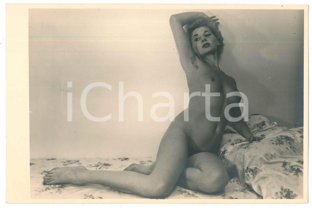 1960 ca VINTAGE EROTIC Nude woman arm up *Photo Raymond VAN DOREN 17x11 cm Fotografia originale di Raymond Van Doren. FAIR/discreto minima piegatura angolare Formato: 17x11 cm originale e autentica 1