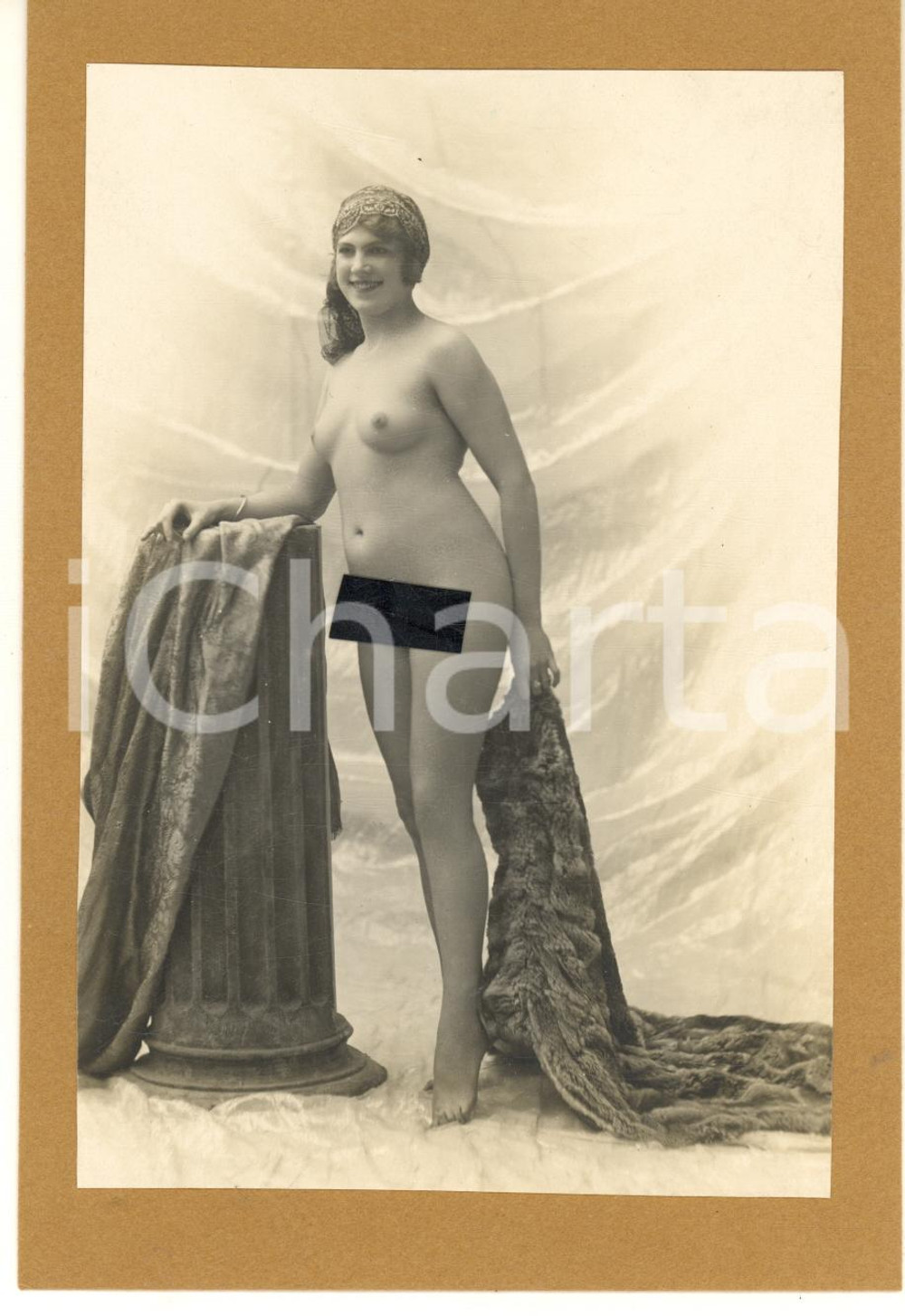 1910 ca VINTAGE EROTIC Nude woman with tuban and fur - Photo 11x17 cm Fotografia d'epoca, montata su cartoncino. GOOD/buono  Formato: 11x17 cm originale e autentica 1