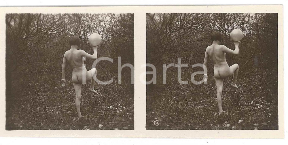1920 ca VINTAGE EROTIC Le nu stéréo en plein air - Nude woman - Ball (2) PHOTO Fotografia stereoscopica d'epoca, appartenente alla collana "Le nu st&eacute;r&eacute;o en plein air".EDITORE: Editions St&eacute;reo Novelti Accademia - Paris  GOOD/buono  Formato: 13x6 cm originale e autentica 1