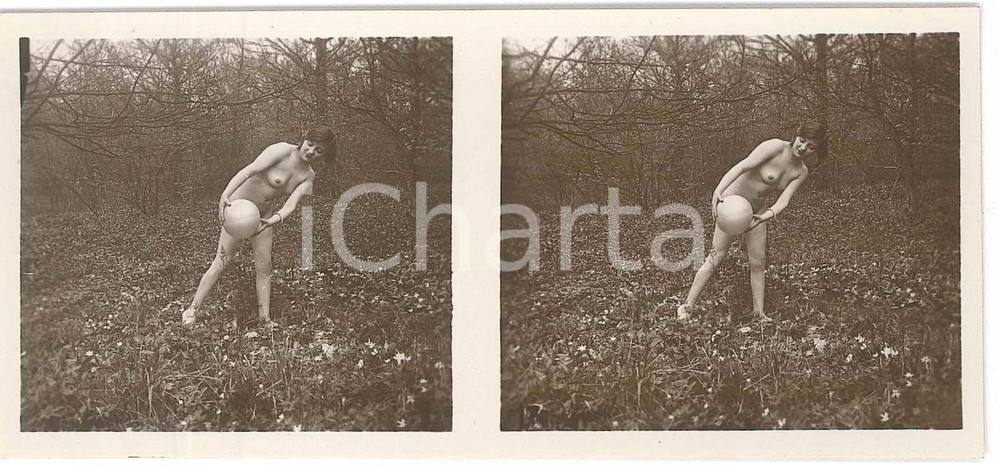 1920 ca VINTAGE EROTIC Le nu stéréo en plein air - Nude woman - Ball (1) PHOTO Fotografia stereoscopica d'epoca, appartenente alla collana "Le nu st&eacute;r&eacute;o en plein air".EDITORE: Editions St&eacute;reo Novelti Accademia - Paris  GOOD/buono  Formato: 13x6 cm originale e autentica 1