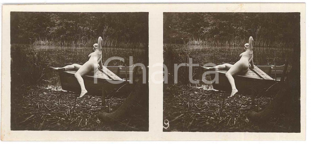 1920 ca VINTAGE EROTIC Le nu stéréo en plein air - Woman on a boat (4) Photo Fotografia stereoscopica d'epoca, appartenente alla collana "Le nu st&eacute;r&eacute;o en plein air".EDITORE: Editions St&eacute;reo Novelti Accademia - Paris  GOOD/buono  Formato: 13x6 cm originale e autentica 1