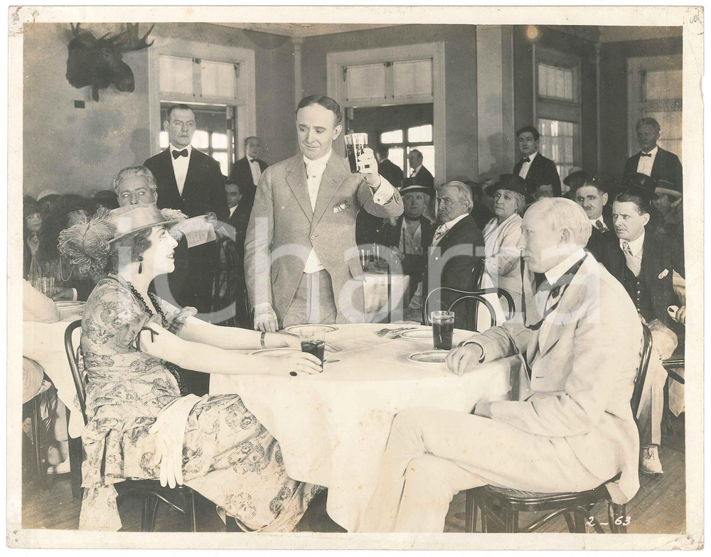 1920 Silent film "The Fatal Hour" - Thomas W. ROSS at the restaurant *RARE Photo Fotografia originale d'epoca. POOR/danneggiato piccoli fori angolari, con minime piegature; lievi macchie Formato: 24x19 cm originale e autentica 1