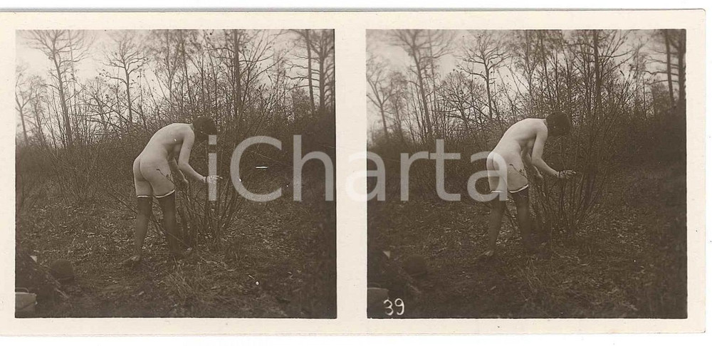 1920 ca VINTAGE EROTIC Le nu stéréo en plein air - Woman in stockings (2) PHOTO Fotografia stereoscopica d'epoca, appartenente alla collana "Le nu st&eacute;r&eacute;o en plein air".EDITORE: Editions St&eacute;reo Novelti Accademia - Paris  GOOD/buono  Formato: 13x6 cm originale e autentica 1