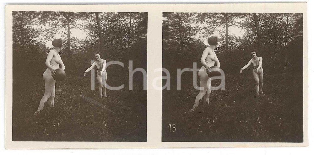 1920 ca VINTAGE EROTIC Le nu stéréo en plein air - Nude women playing ball PHOTO Fotografia stereoscopica d'epoca, appartenente alla collana "Le nu st&eacute;r&eacute;o en plein air".EDITORE: Editions St&eacute;reo Novelti Accademia - Paris  GOOD/buono  Formato: 13x6 cm originale e autentica 1