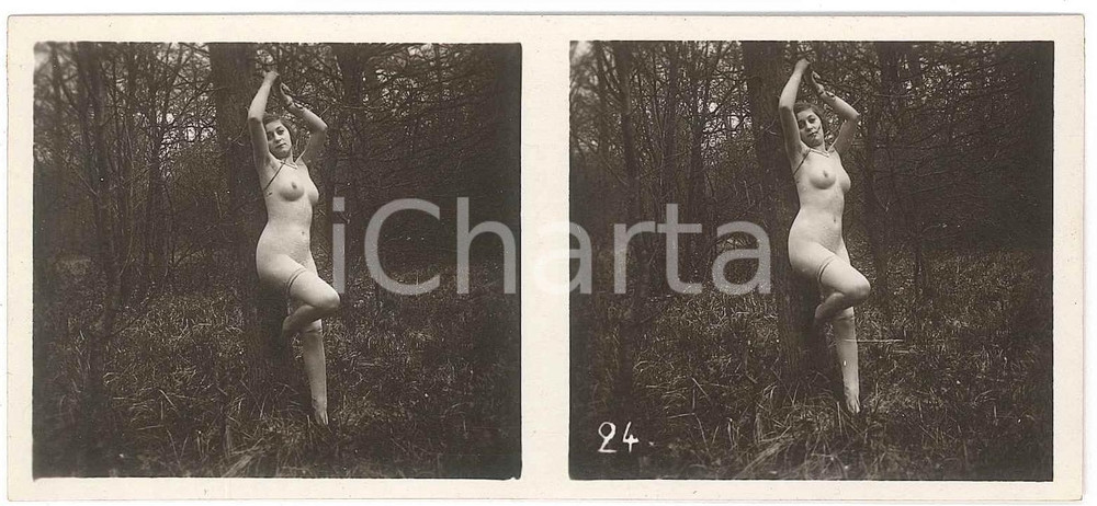 1920 ca VINTAGE EROTIC Le nu stéréo en plein air - Woman leaning on a tree Fotografia stereoscopica d'epoca, appartenente alla collana "Le nu st&eacute;r&eacute;o en plein air".EDITORE: Editions St&eacute;reo Novelti Accademia - Paris  GOOD/buono  Formato: 13x6 cm originale e autentica 1