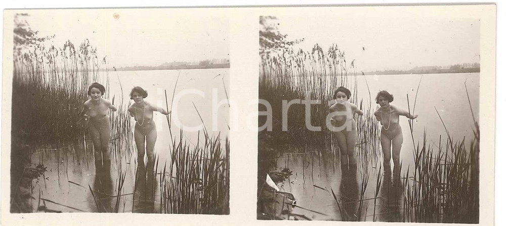 1920 ca VINTAGE EROTIC Le nu stéréo en plein air - Two women on the lake shore Fotografia stereoscopica d'epoca, appartenente alla collana "Le nu st&eacute;r&eacute;o en plein air".EDITORE: Editions St&eacute;reo Novelti Accademia - Paris  GOOD/buono minimi difetti di stampa Formato: 13x6 cm originale e autentica 1