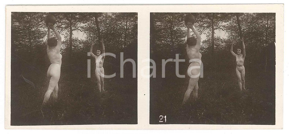 1920 ca VINTAGE EROTIC Le nu stéréo en plein air - Two women playing ball *Photo Fotografia stereoscopica d'epoca, appartenente alla collana "Le nu st&eacute;r&eacute;o en plein air".EDITORE: Editions St&eacute;reo Novelti Accademia - Paris  GOOD/buono  Formato: 13x6 cm originale e autentica 1
