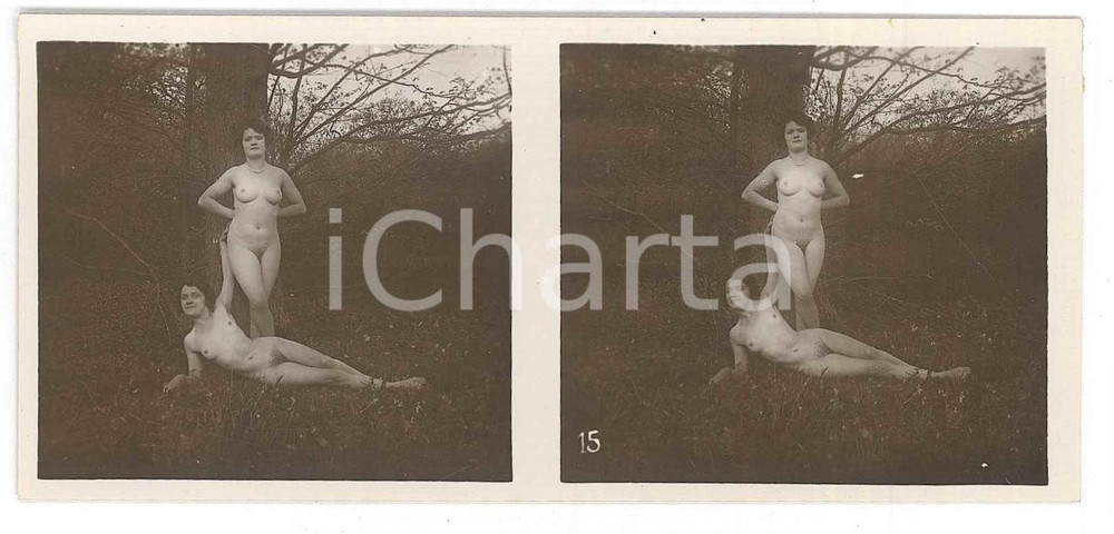 1920 ca VINTAGE EROTIC Le nu stéréo en plein air - Two women near a tree *Photo Fotografia stereoscopica d'epoca, appartenente alla collana "Le nu st&eacute;r&eacute;o en plein air".EDITORE: Editions St&eacute;reo Novelti Accademia - Paris  GOOD/buono  Formato: 13x6 cm originale e autentica 1