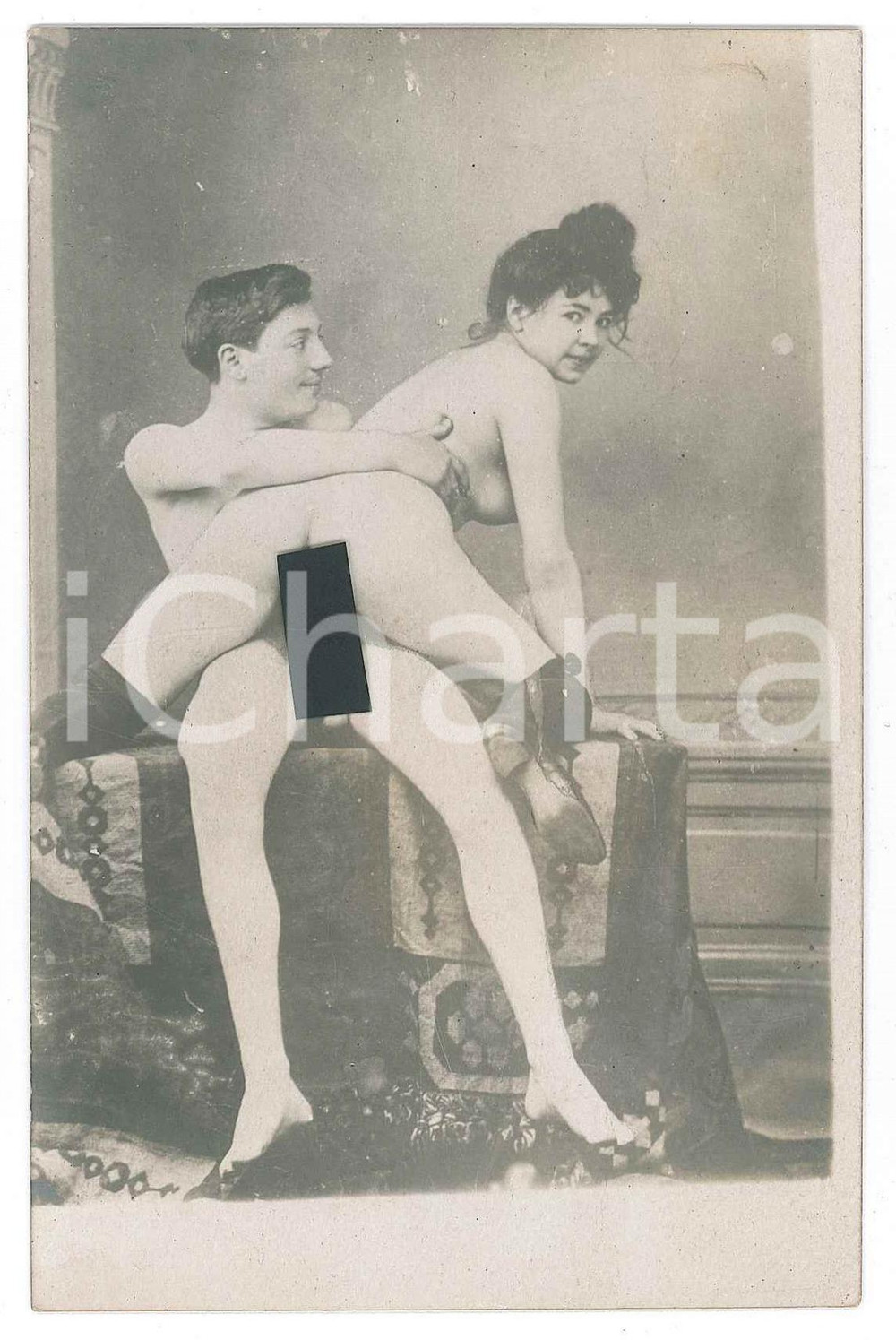 1910 ca VINTAGE EROTIC Sex in the boudoir - Couple - RARE PORN Photo RPPC (3) Fotografia originale d'epoca, in formato cartolina postale. GOOD/buono ma difetti di stampa e residui cartacei al verso Formato: 9x14 cm originale e autentica 1