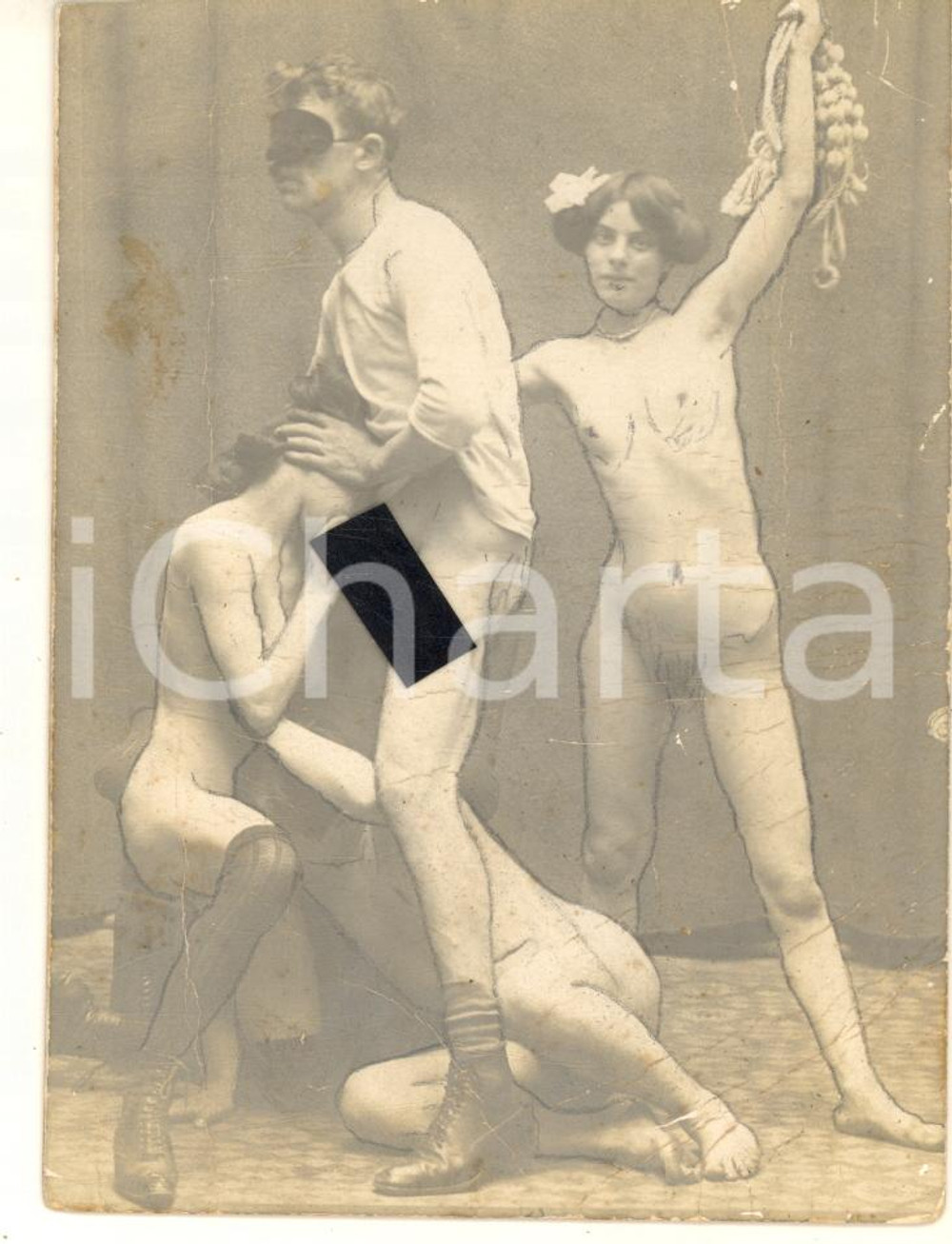 1920 ca VINTAGE EROTIC Groupe sex - Man in a mask - DAMAGED PORN Photo RPPC Rara fotografia originale d'epoca, in formato cartolina postale.Tracce manuali a matita. VERY POOR/gravemente danneggiato increspature diffuse; residui cartacei al verso Formato: 9x12 cm originale e autentica 1