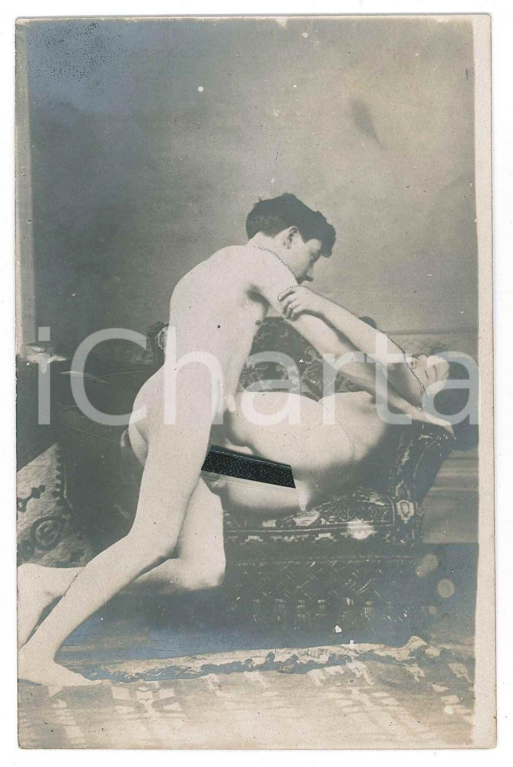 1910 ca VINTAGE EROTIC Sex on a sofa - Couple - RARE PORN Photo RPPC (1) Fotografia originale d'epoca, in formato cartolina postale. GOOD/buono ma difetti di stampa e residui cartacei al verso Formato: 9x14 cm originale e autentica 1