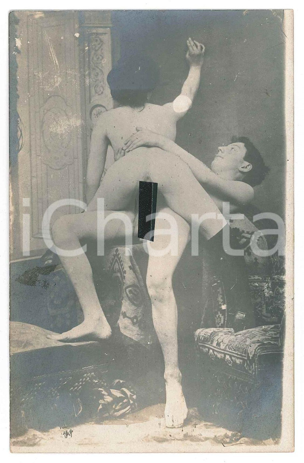 1910 ca VINTAGE EROTIC Sex in the boudoir - Couple - RARE PORN Photo RPPC Fotografia originale d'epoca, in formato cartolina postale. GOOD/buono ma difetti di stampa e residui cartacei al verso Formato: 9x14 cm originale e autentica 1