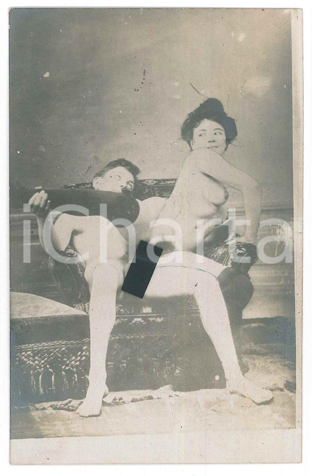 1910 ca VINTAGE EROTIC Sex on a sofa - Couple - RARE PORN Photo RPPC (2) Fotografia originale d'epoca, in formato cartolina postale. GOOD/buono ma difetti di stampa e residui cartacei al verso Formato: 9x14 cm originale e autentica 1