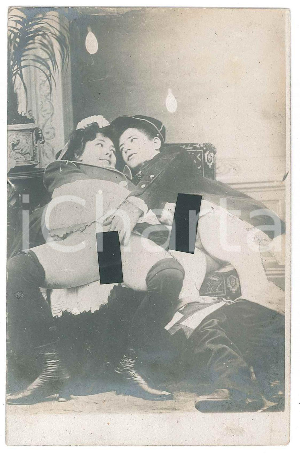 1910 ca VINTAGE EROTIC Couple in uniform having sex (1) - RARE PORN Photo RPPC Fotografia originale d'epoca, in formato cartolina postale. GOOD/buono ma difetti di stampa Formato: 9x14 cm originale e autentica 1