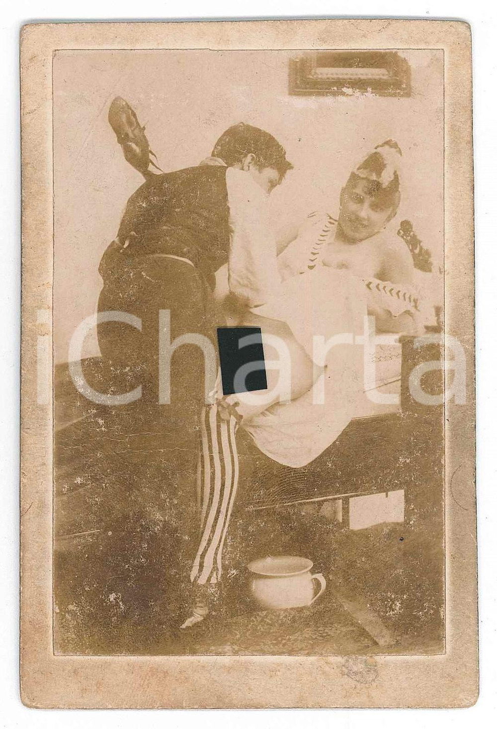 1900 ca VINTAGE EROTIC Couple having sex - Stockings - Vase RARE PORN Photo 8x12 Fotografia originale d'epoca, su cartoncino rigido.  GOOD/buono ma lieve increspatura centrale Formato: 8x12 cm originale e autentica 1