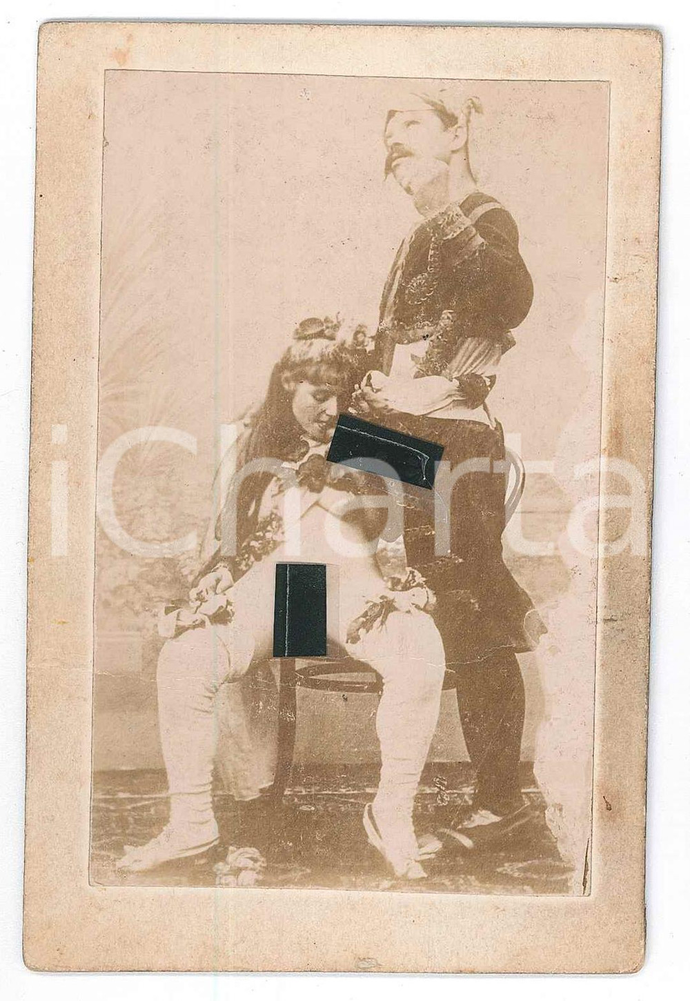1900 ca VINTAGE EROTIC Couple having sex - Man in uniform *RARE PORN Photo 8x12 Fotografia originale d'epoca, su cartoncino rigido.  FAIR/discreto lievi increspature Formato: 8x12 cm originale e autentica 1