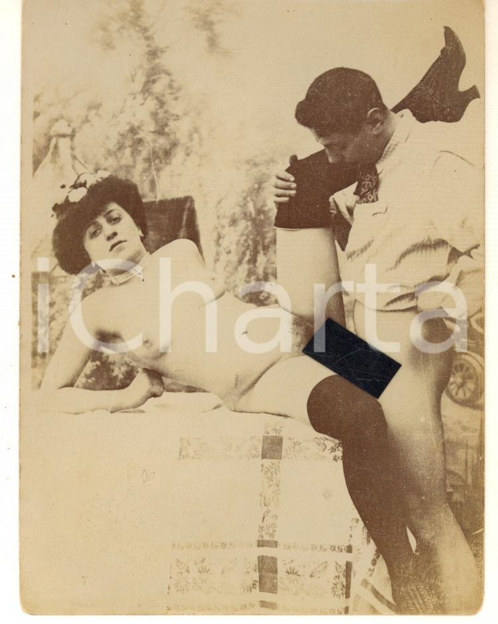 1900 ca VINTAGE EROTIC Couple having sex on a table - RARE PORN Photo 9x12 (2) Fotografia originale d'epoca. GOOD/buono  Formato: 9x12 cm originale e autentica 1