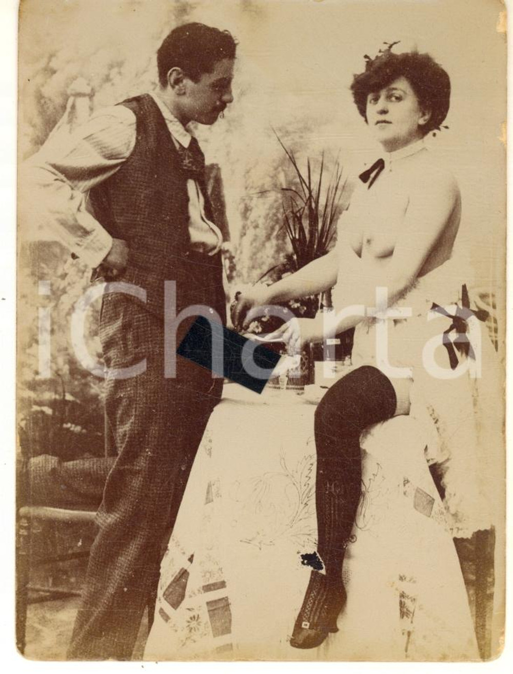 1900 ca VINTAGE EROTIC Fake eating - RARE PORN Photo 9x12 cm Fotografia originale d'epoca. FAIR/discreto piccoli difetti di stampa e minime sbrecciature marginali Formato: 9x12 cm originale e autentica 1