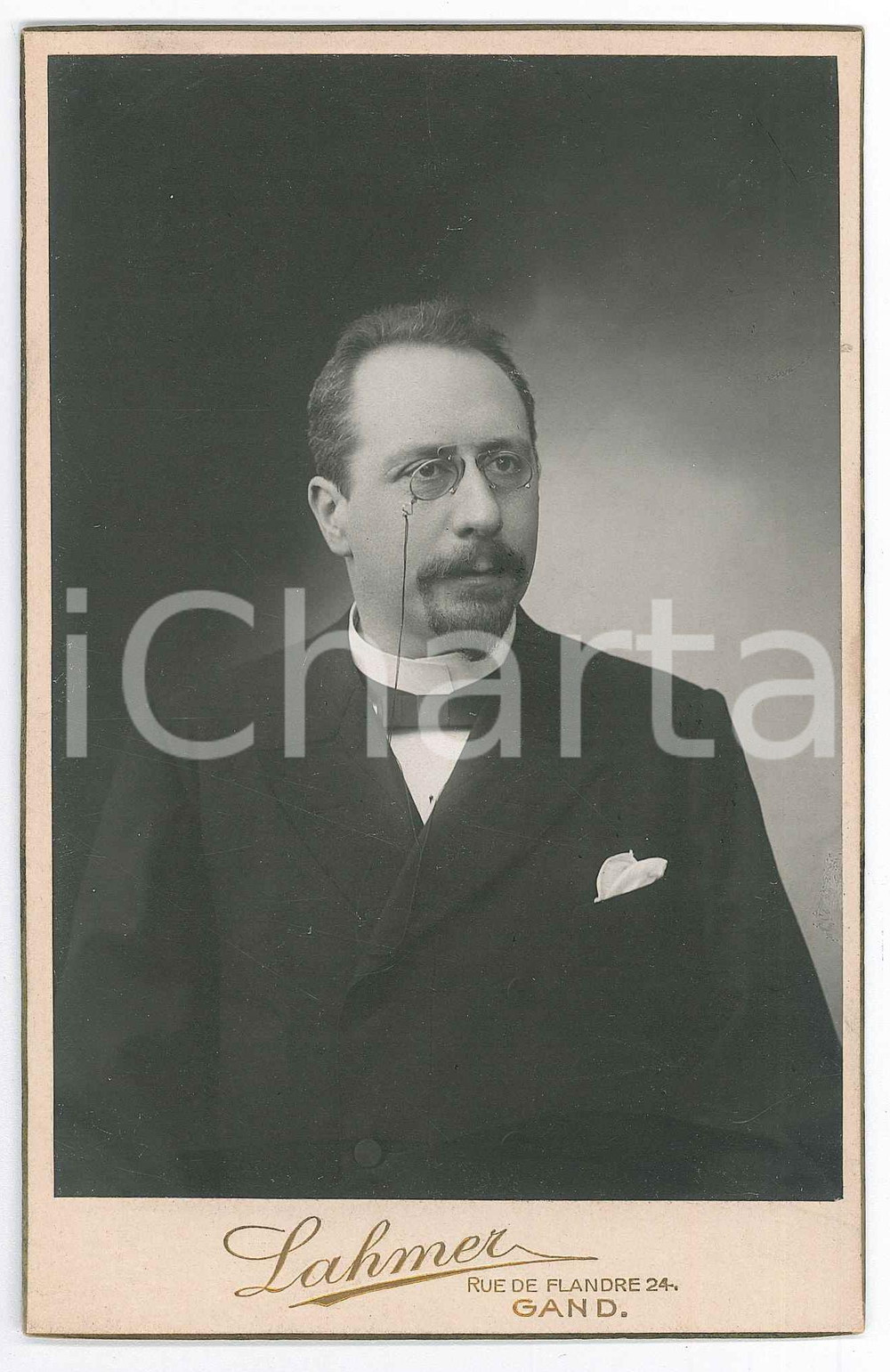 1910 ca GAND (BELGIUM) Portrait of a man with glasses - Photo LAHMER 11x16 cm  Fotografia originale d'epoca, su cartoncino rigido.FOTOGRAFO: Lahmer - Rue de Flandre 24, Gand GOOD/buono  Formato: 11x16 cm originale e autentica 1