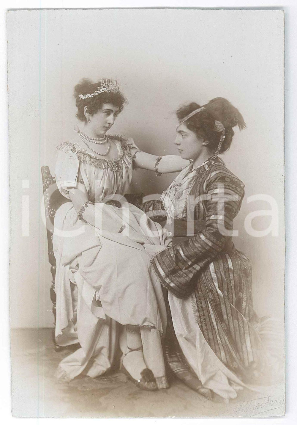 1900 ca BELGIQUE  Two princesses - Friendship - RARE Photo 11x16 cm  Fotografia originale d'epoca, su cartoncino rigido.Timbro a secco del fotografo all'angolo inferiore destro, non integralmente leggibile (A. Vanders...). GOOD/buono ma margine destro rifilato Formato: 11x16 cm originale e autentica 1