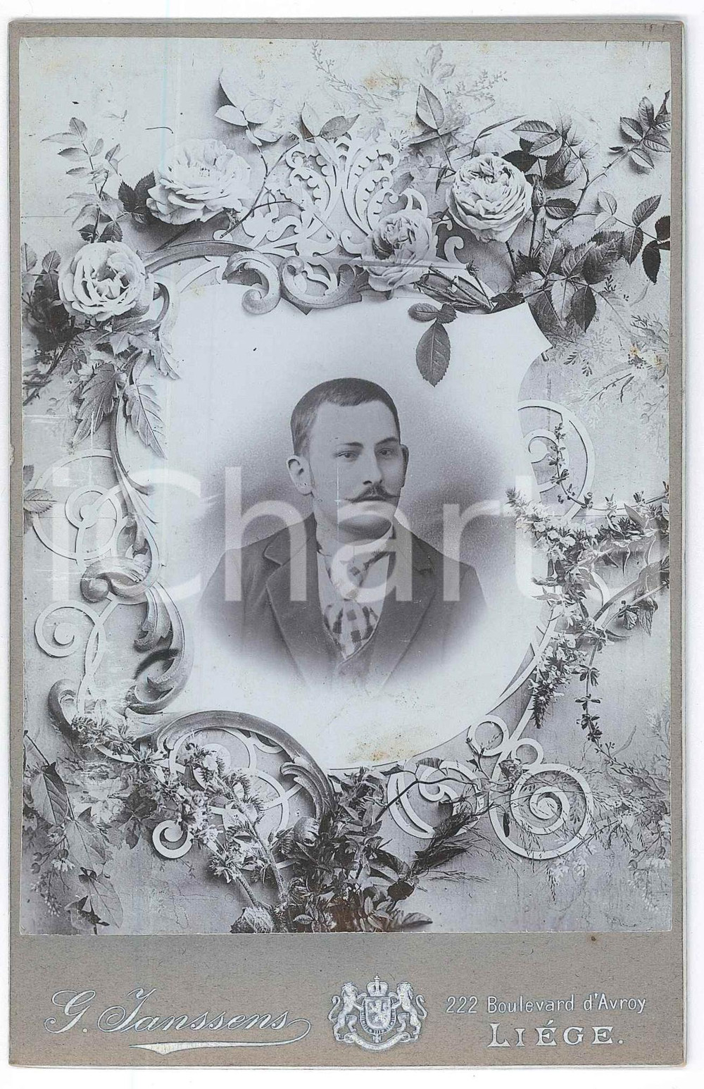 1900 ca LIEGE (BELGIQUE) Portrait d'homme - Cadre - Photo G. JANSSENS  Fotografia originale d'epoca, su cartoncino rigido.FOTOGRAFO: G. Janssens - Li&egrave;ge, 222 Boulevard d'Avroy GOOD/buono  Formato: 11x16 cm originale e autentica 1