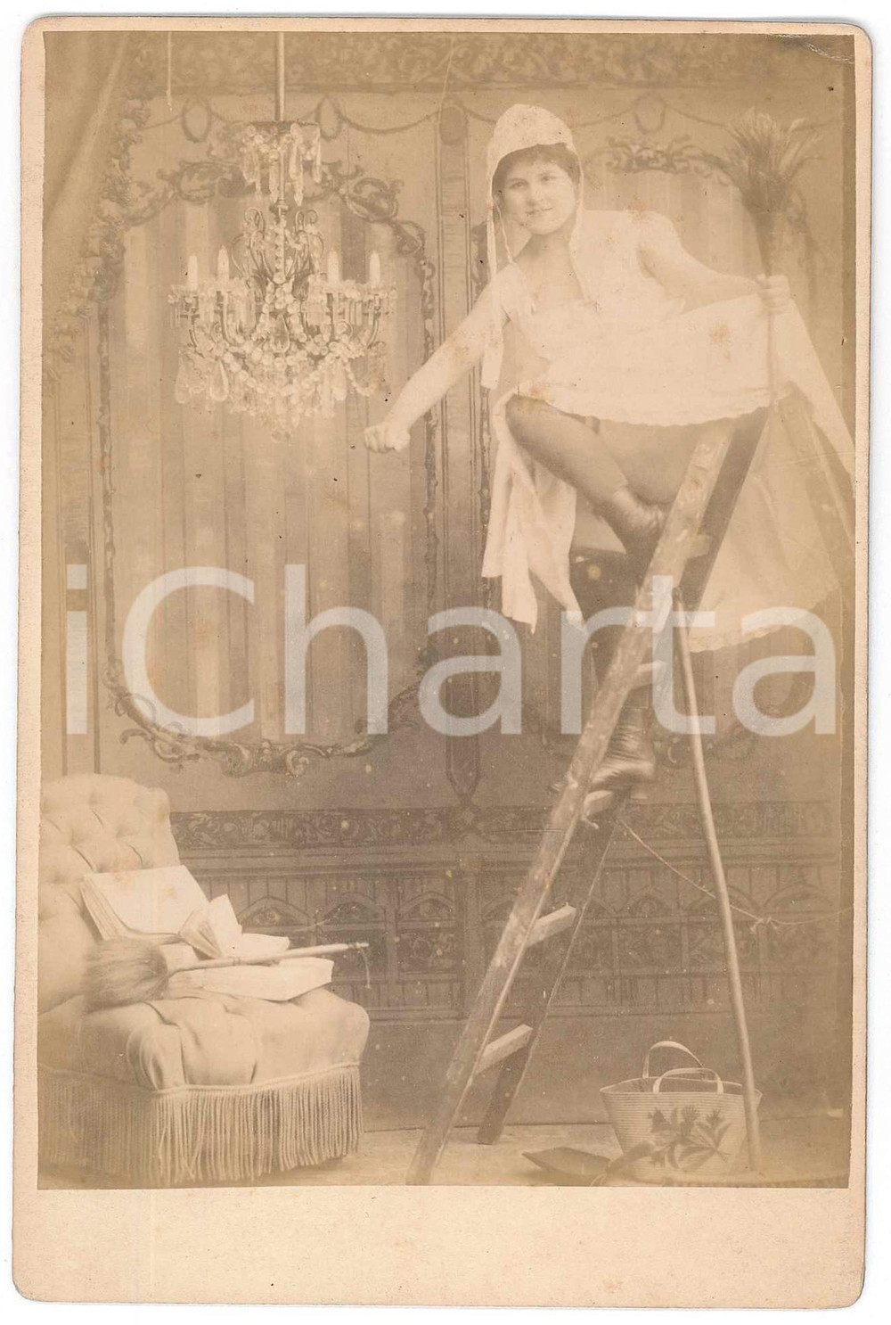 1910 ca VINTAGE EROTIC Maid upskirt cleaning the chandelier - RARE Photo  Fotografia originale d'epoca, su cartoncino rigido. GOOD/buono  Formato: 11x16 cm originale e autentica 1