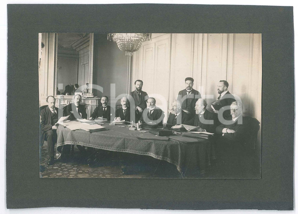 1920 ca s. l. Jules DESTREE - International Conference - Photo 18x13 cm  Fotografia d'epoca, montata su cartoncino morbido.Didascalia separata su striscia di carta.  GOOD/buono  Formato: 18x13 cm originale e autentica 1