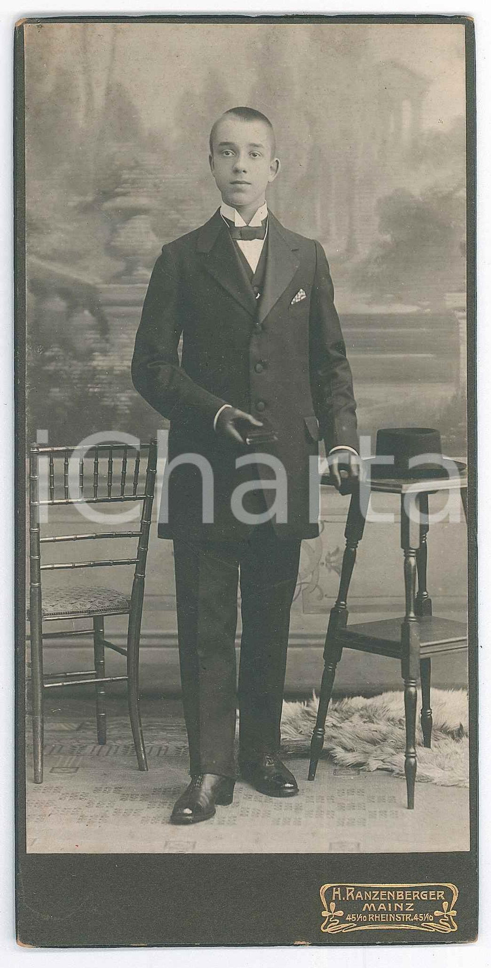 1910 ca MAINZ  Portrait of a young man with prosthetic hands - Photo 8x17 cm  Fotografia originale d'epoca, su cartoncino rigido.FOTOGRAFO: H. Ranzenberger - Mainz GOOD/buono  Formato: 11x16 cm originale e autentica 1