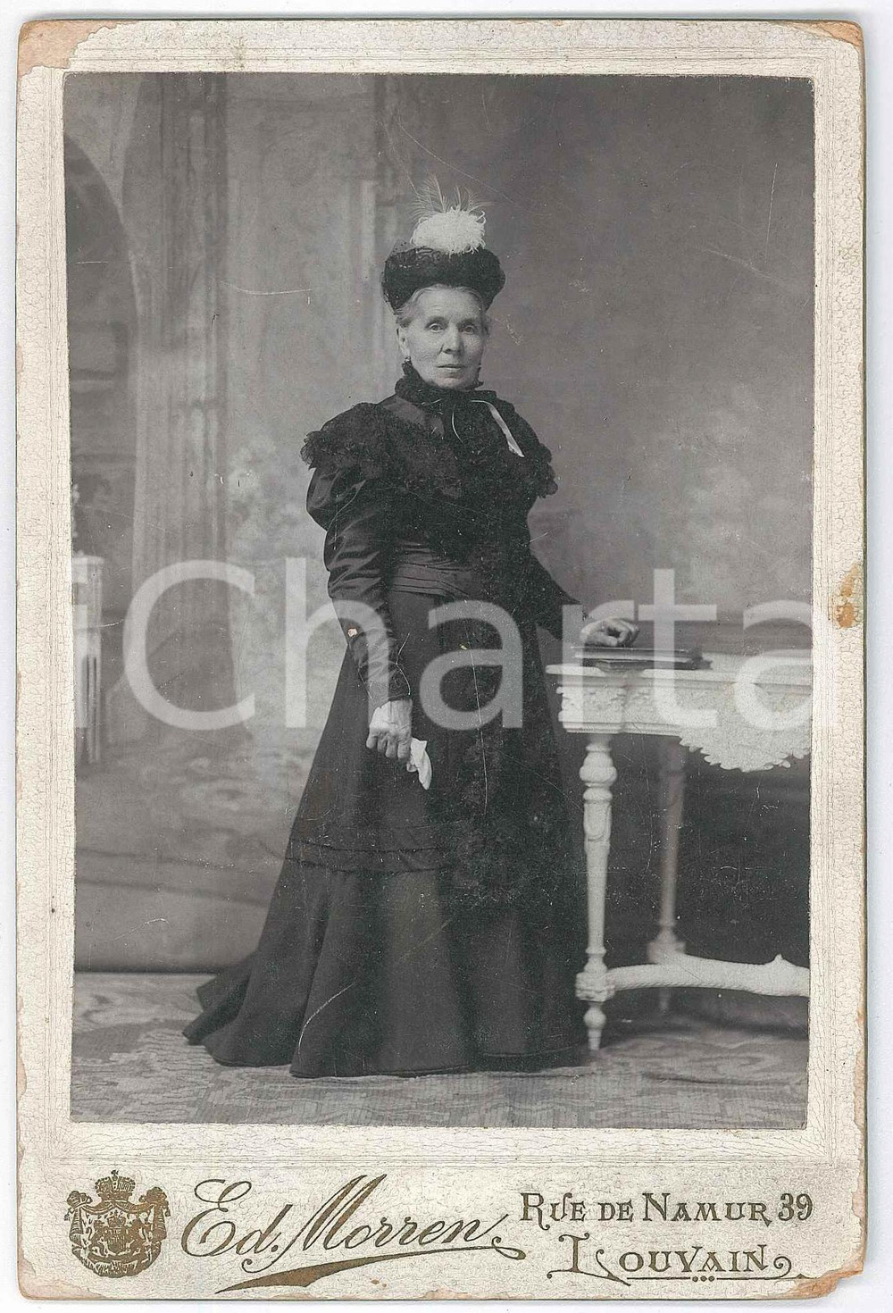 1900 ca LOUVAIN (BELGIUM) Portrait of a woman in mourning - Photo Edouard MORREN  Fotografia originale d'epoca, su cartoncino rigido.FOTOGRAFO: Edouard Morren - Rue de Namur 39, Louvain FAIR/discreto sbrecciature angolari Formato: 11x16 cm originale e autentica 1