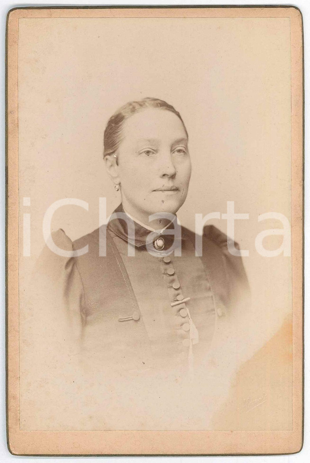 1890 ca BRUXELLES Portrait of a woman - Photo A. LOUVOIS 11x16 cm  Fotografia originale d'epoca, su cartoncino rigido.FOTOGRAFO: A. Louvois - 51, Chauss&eacute;e de Louvain, Lez-Bruxelles GOOD/buono  Formato: 11x16 cm originale e autentica 1