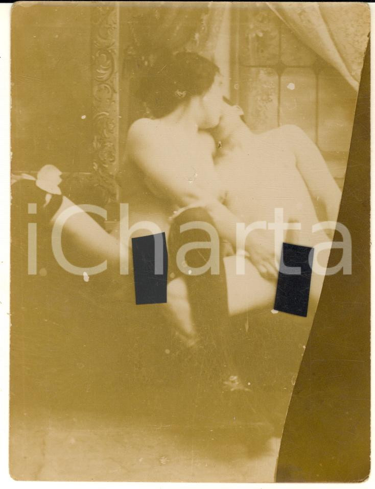 1900 ca VINTAGE EROTIC Sex in the boudoir - Couple - PORN Photo 9x12 cm Fotografia originale d'epoca. POOR/danneggiato minima sbrecciatura centrale; difetti di stampa Formato: 9x12 cm originale e autentica 1