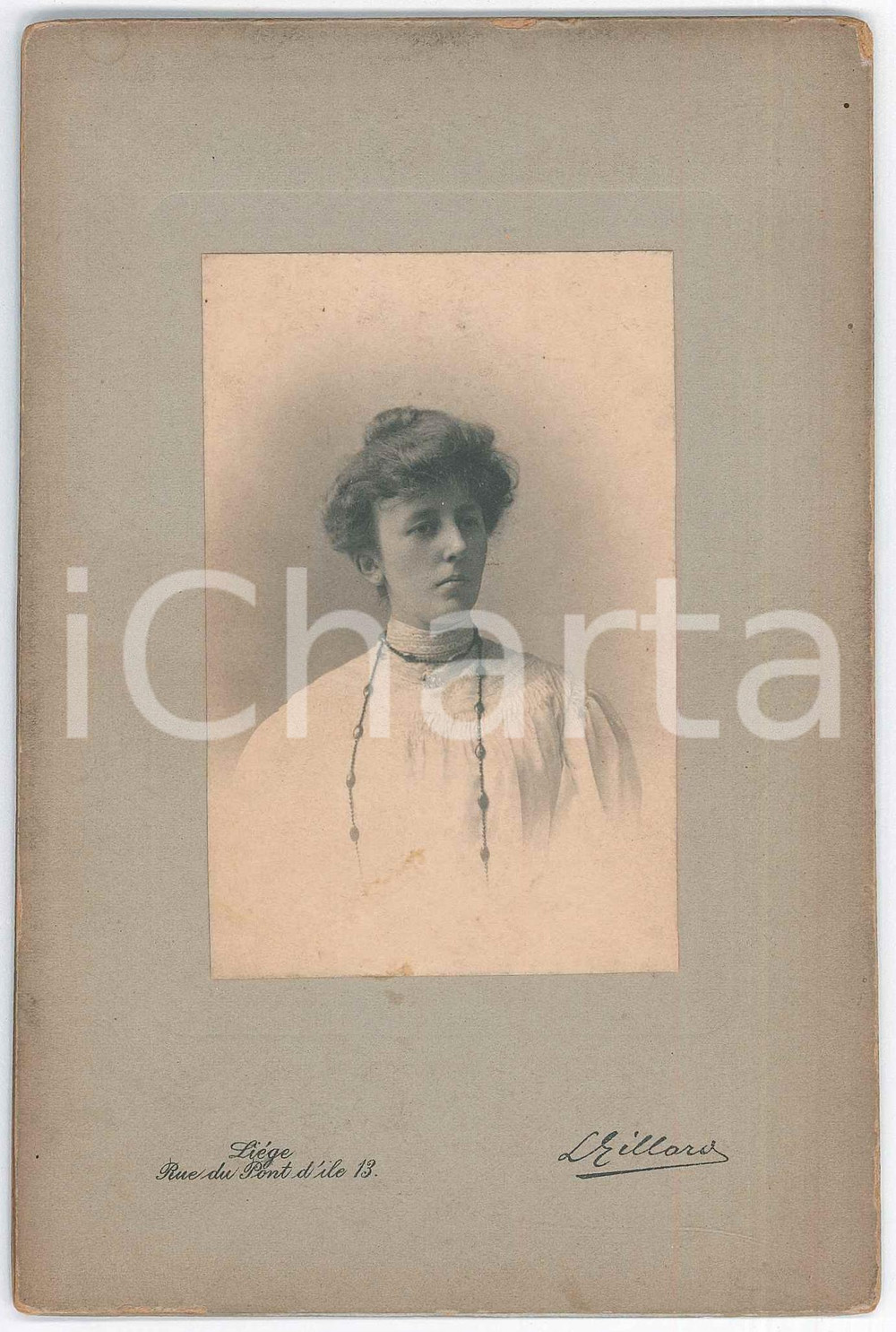1900 ca LIEGE (BELGIUM) Portrait of a woman - Photo L. GILLARD 11x16 cm  Fotografia originale d'epoca, su cartoncino rigido.FOTOGRAFO: A. Louvois - 51, Chauss&eacute;e de Louvain, Lez-Bruxelles GOOD/buono  Formato: 11x16 cm originale e autentica 1