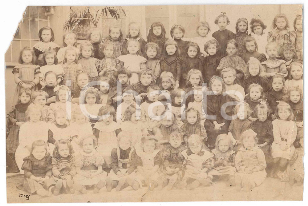 1915 ca BELGIO - Gruppo di bambine in un istituto - Foto 18x12 cm DANNEGGIATA  Fotografia d'epoca. VERY POOR/gravemente danneggiato mancanza angolare alla fotografia; piegature evidenti; strappo al lato inferiore; macchie al verso Formato: 18x12 cm originale e autentica 1