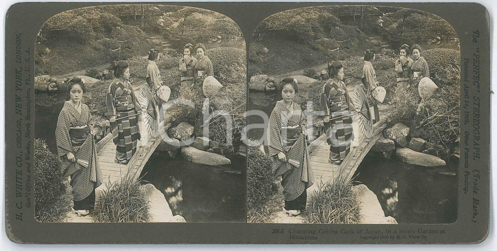 1905 HIROSHIMA (JAPAN) Geisha Girls in a lovely Garden - Stereoview WHITE Fotografia stereoscopica d'epoca, su cartoncino rigido.Didascalia originale: "3865 Charming Geisha Girls of Japan, in a lovely Garden at Hiroshima".EDITORE: H. C. White, USA   GOOD/buono  Formato: 18x9 cm originale e autentica 1