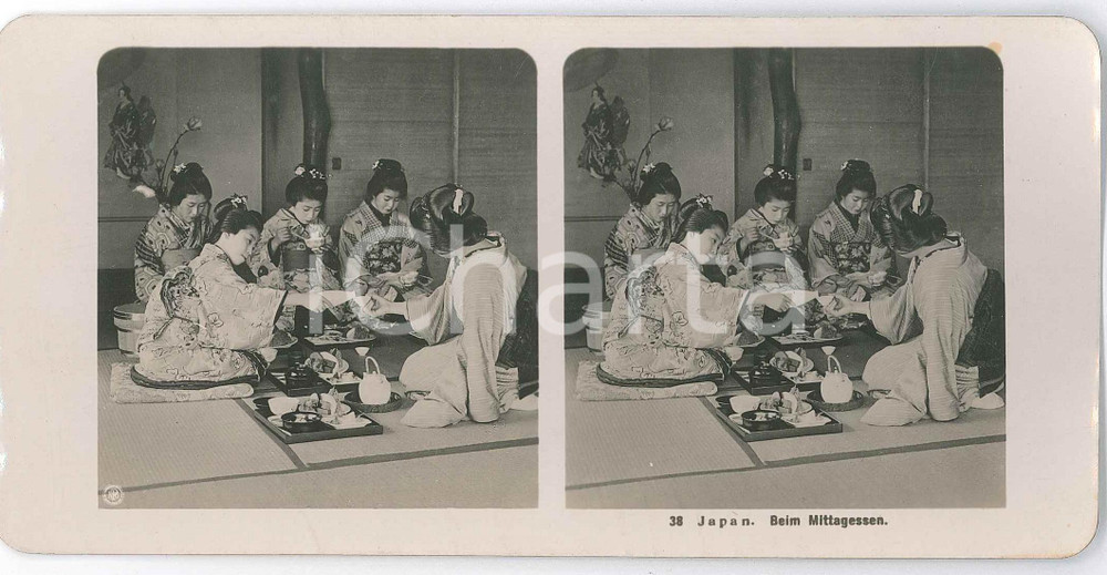 1910 ca JAPAN - Geishas - Beim Mittagessen - ETHNIC Stereoview nÂ° 38  Fotografia stereoscopica d'epoca.EDITORE: NPG  GOOD/buono  Formato: 18x9 cm originale e autentica 1