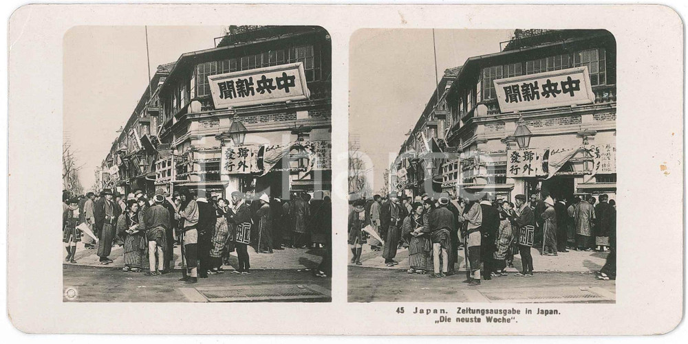 1910 ca JAPAN - Zeitungsausgabe in Japan. Die neuste Woche - Stereoview n° 45  Fotografia stereoscopica d'epoca.EDITORE: NPG  GOOD/buono  Formato: 18x9 cm originale e autentica 1
