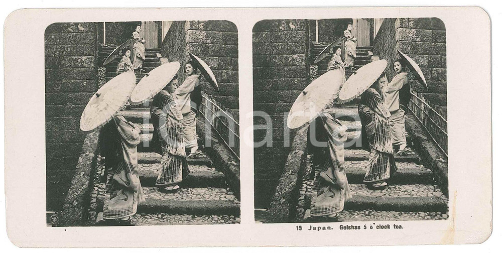 1910 ca JAPAN - Geishas 5 'o clock tea - ETHNIC Stereoview n° 15  Fotografia stereoscopica d'epoca.EDITORE: NPG  FAIR/discreto residuo cartaceo con piccola macchia al lato destro Formato: 18x9 cm originale e autentica 1