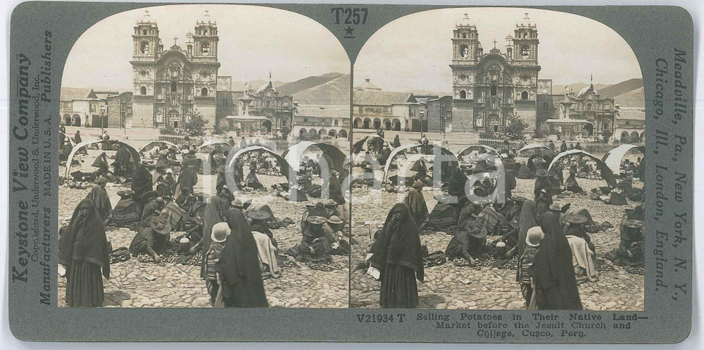 1910 ca CUZCO (PERU) Selling potatoes  - Market before Jesuit Church *Stereoview Fotografia stereoscopica d'epoca, su cartoncino rigido, n&deg; 21934.EDITORE: Meadville, Pa.  - Keystone View Company  GOOD/buono  Formato: 18x9 cm originale e autentica 1