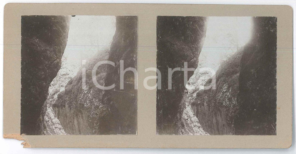 Agosto 1913 CORTINA D'AMPEZZO - Grotte di Volpera - Foto stereoscopica Fotografia stereoscopica d'epoca, su cartoncino rigido.Didascalia manoscritta al verso. VERY POOR/gravemente danneggiato mancanza all'angolo inferiore sinistro Formato: 18x9 cm originale e autentica 1